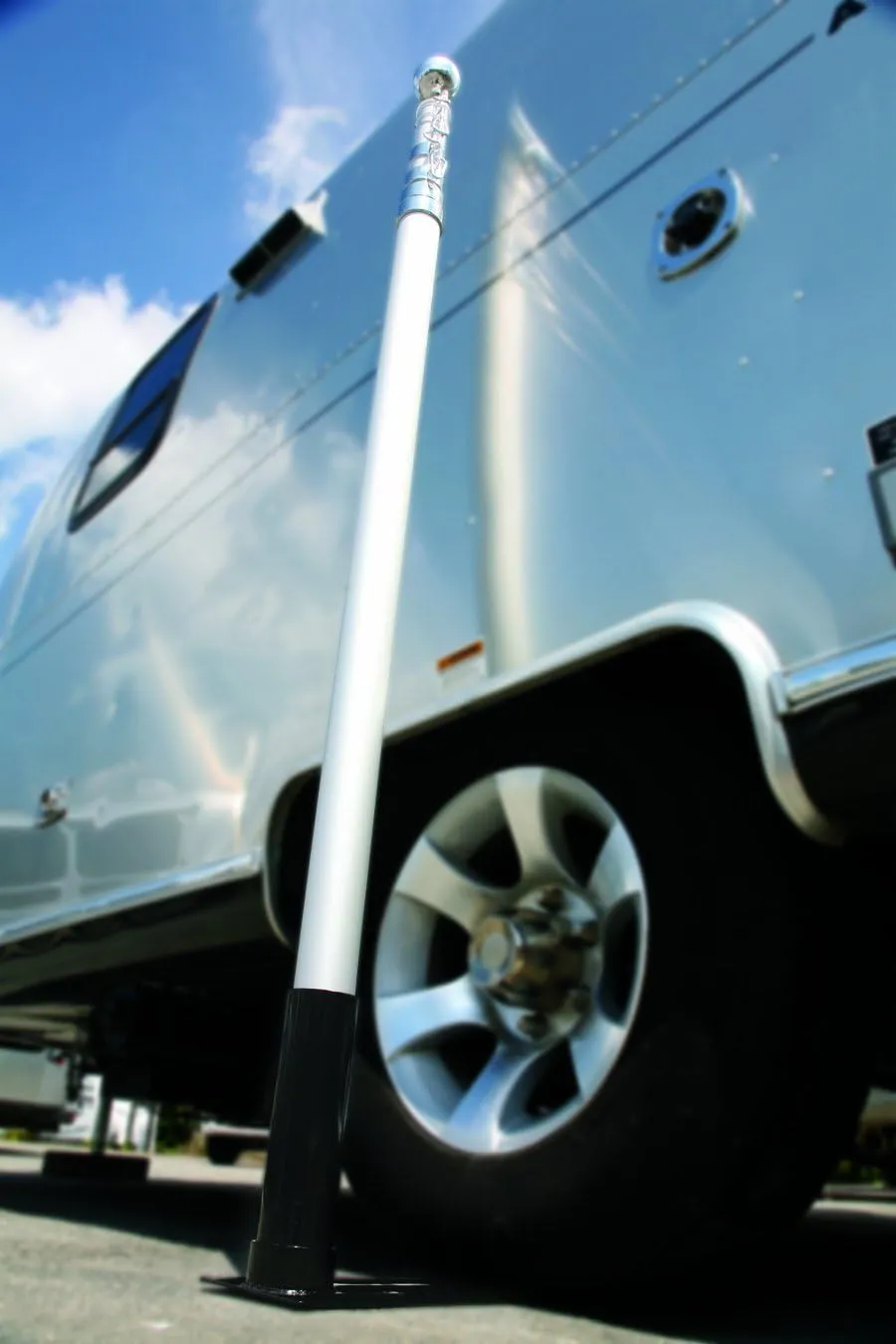 Camco Telescoping Camper/RV Flagpole Kit - Features Adjustable Pole Height Extends to 20-Ft & Collapses to 65-In - Includes Tire-Anchored Flagpole Holder, Storage Bag & 3’ x 5’ American Flag (51600)