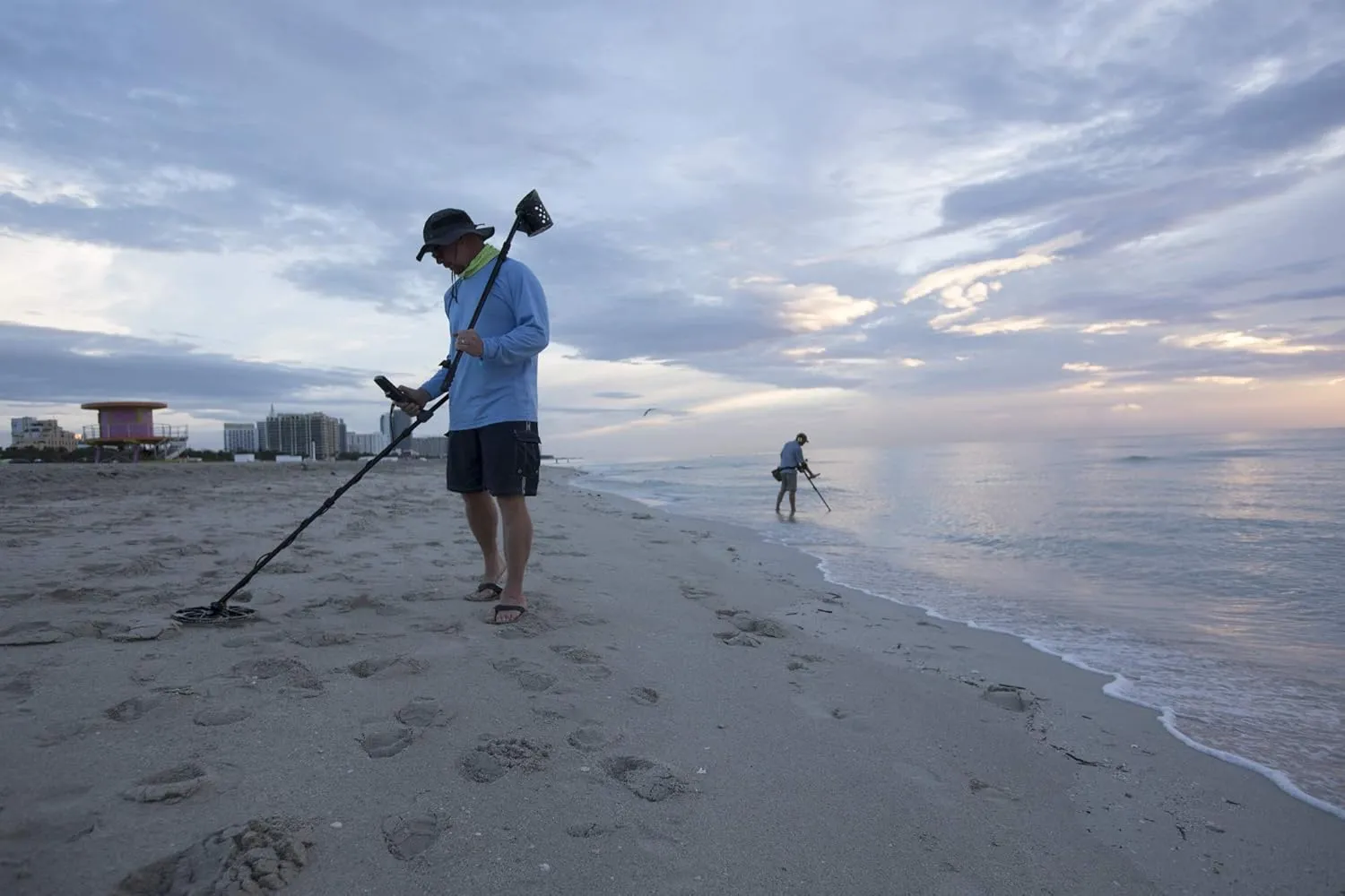 MINELAB Equinox 600 Multi-Frequency Waterproof Metal Detector for Adults with 11” Double-D Smart Coil & Wire Headphones (Option for 3 Single Frequencies, 3 Detect Modes)